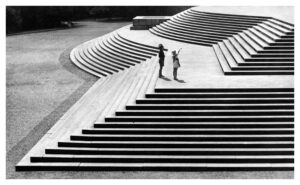 Photographie de José Yalenti. Paralelas e diagonais [Parallèles et diagonales], vers 1950 Collection Banco Itaú Avec l’aimable autorisation de la famille Yalenti dans le cadre de l'exposition "construction, déconstruction, reconstruction" dans le cadre des Rencontres de la Photographie d'Arles